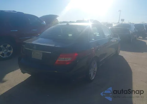 2014 Mercedes-Benz C 250 из США, поврежденный, VIN WDDGF4HB9EA963433